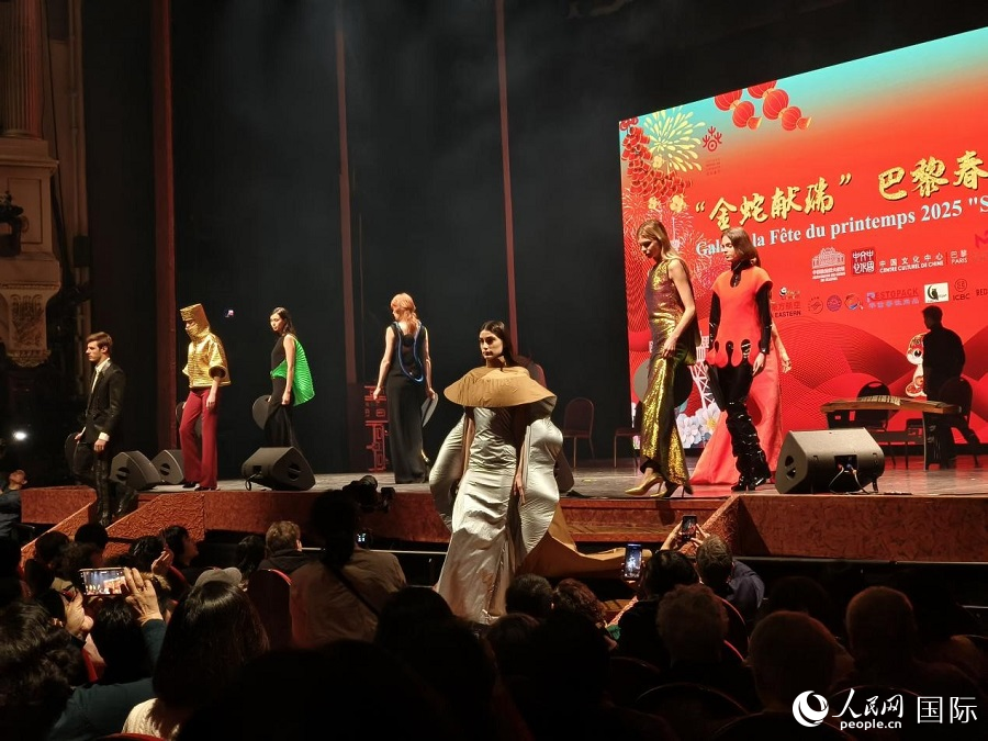 “金蛇獻(xiàn)瑞”巴黎春節(jié)聯(lián)歡晚會現(xiàn)場。人民網(wǎng)記者 尚凱元攝