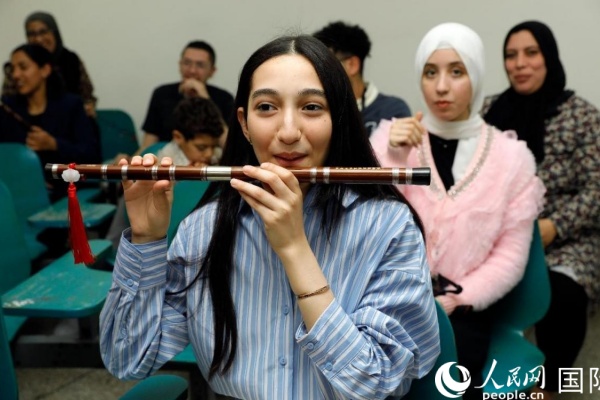 一名摩洛哥大學(xué)生在學(xué)吹笛子。人民網(wǎng) 舒艾卜攝