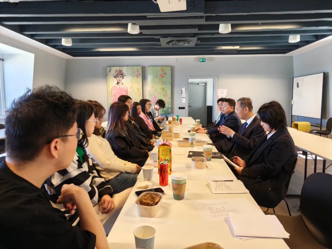 中國駐瑞典大使崔愛民與哥特蘭省中國留學(xué)生代表座談。中國駐瑞典大使館供圖